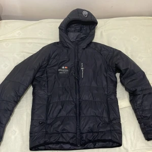 Sailracing jacka strlk S - Den är i god skick jag har användit den ett par gånger. Men den har blivit liten för mig eftersom jag har växt ur storleken. 😊  Den e varm,snygg och skön💓 intresse/frågor? kom dm📲 köpare står för frakt 🚚 