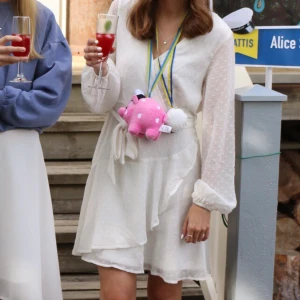 Studentklänning  - Vit klänning från Vero Moda. Perfekt som studentklänning! Köpt för 500kr, säljer för 300kr + frakt💗