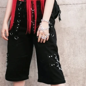 Dead threads byxor - Säljer dessa byxor i storlek S (tror det är man storlek men går att dra åt ordentligt i midjan). Dom går att ha som shorts och som långa byxor. Jag har dom som shorts på bilden och jag är 253cm och har storlek S. Använda ca 2-3 gånger. 800kr inkl frakt 