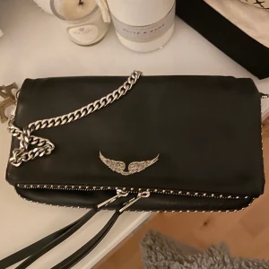 Zadig voiltaire väska  - Jättefin väska ifrån Zadig, välanvänd men fortfarande i fint skick. Finns ett kort kedja och en lång, köpt i Zadigs butik i Stockholm. Påse, dustbag och kvitto finns. Kan skicka fler bilder privat, det är inte den lilla modellen🤍