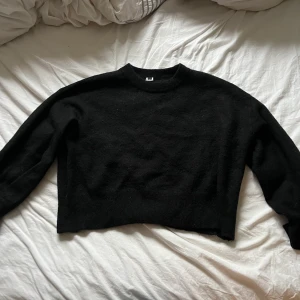Stor stickad tröja  - Stor stickad svart tröja! Perfekt denna årstid! 