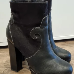 Svarta Depeche boots, 38 - Använda ett fåtal gånger. Depecheboots / stövletter i svart, storlek 38. 