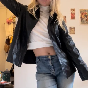 Den perfekta skinnjackan  - Den perfekta skinnjackan passar till allt! Har knappar !❤️