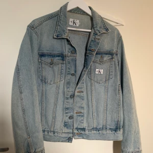 Vintage Calvin Klein jeansjacka - Äkta Calvin Klein vintage jeansjacka köpt i Tokyo. Storlek M, men passar även storlek XS och S då den blir oversize. 