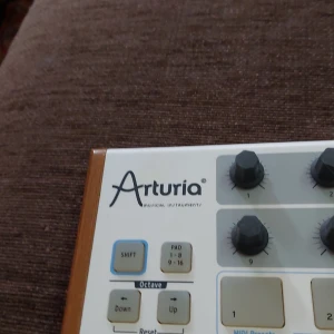 Synthesiser helt ny arturia mini lab - Helt ny alldrig testad. Arturia mini lab, limited edition med träsidor