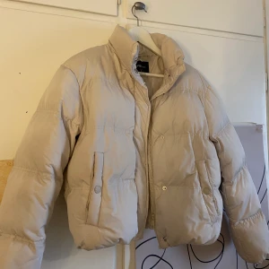 Puffer jacket  - Grå beige puffer jacket, storlek s