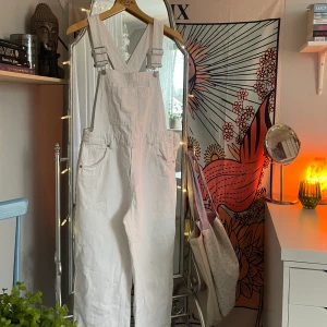 Hängselbyxor  - Jättefina hängselbyxor köpta från H&M, använda några få gånger. Inget som helst fel på plagget, används helt enkelt inte! Köparen betalar för frakten och katt finns i hem 🏠 