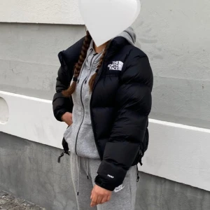 Svart North Face Jacka  - Säljer nu min North face jacka då den inte kommer till användning. Köpt för ca 1år sedan men den är sparsamt använd så den är därför i toppskick! Den går även att justera i midjan. Skriv gärna för fler bilder💗