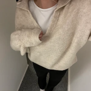 Stickad V-ringad tröja - Säljer denna supermysiga tröja, då den inte kommer till användning. Säljer för 175 kr + frakt!🫶🏻