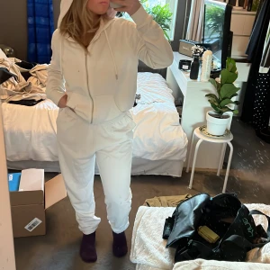 Mjukis tröja och byxor! - Tröja från hem och byxa från lager 157! Tröja- 100kr, byxa 100kr, köper du båda får du de för 170kr. (De ser ut som kläderna är smutsiga men de är min spegel bara hehe❤️