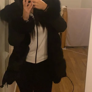  Pälsjacka i storlek S  - jag säljer nu min vinterjacka som är använd i en vinter eftersom jag köpt en ny. Det finns inga fel på jackan, inga skador och inget fel på pälsen (äkta päls) jackan är i storlek S. Kan mötas upp I Stockholm men kan även fraktas.  Pris diskuteras. 