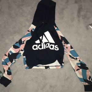Addidas Hoodie - Säljer nu en addidas Hoodie som tup är som ny. Den är köpt för 929kr, säljer den för 100kr
