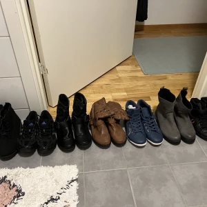 6 st Skor nytt/nyskick skopaket 37-38 - 6st Skor nytt/nyskick Storlekar 37-38  Från vänster: Nya Svarta tyg-Boots 38 Använda svarta adidas  37 Nyskick svarta boots från nelly 37 Nya bruna Boots från nelly 37 Nya Blå skor 38 Nyskick grå fodrade Boots köpta på zalando 38 (Fred Perry SÅLDA)