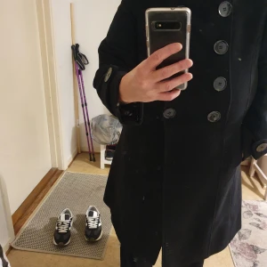 Varm höstkappa i ull/polyester  - Använd ytterst lite, storlek 50. Material ull/polyester med glansigt mönstrat foder. 