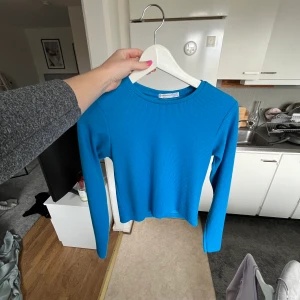 Blå topp från stradvarius 💙 - Snygg och bekväm, säljer pga kmr ej till användning. Storlek 38. Snyggt croppad precis vid midjan.