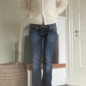Miss me jeans  - Säljer mina SUPERsnygga lågmidjade oxh bootcut miss me jeans jag just köpte från plick då de tyvärr var för stora för mig💔 dom är 83 i innerbenslängd och strl 28 i midjan!❤️ säljer endast för bra pris och direktpris är 650💕 