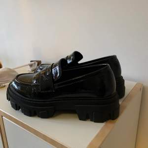 loafers i nyskick, använd fåtal gånger då de inte kommer till användning längre. köpta på din sko. skickas mot fraktkostnad, kan mötas i uppsala. ☺️🤎 