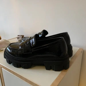 loafers - loafers i nyskick, använd fåtal gånger då de inte kommer till användning längre. köpta på din sko. skickas mot fraktkostnad, kan mötas i uppsala. ☺️🤎 