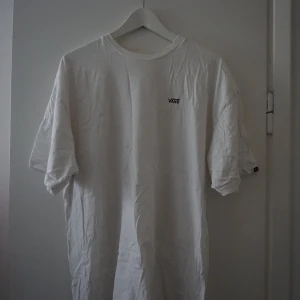 Vans T-Shirt - Vit Vans T-Shirt. Frakt ingår i pris. Allt jag säljer vill jag bli av med innan den 20/11 då jag flyttar utomlands, pruta på och om ni vill ha fler produkter kan jag lösa paketpris💯