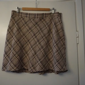 Vadderad kjol - Vadderad kjol, perfekt för höst och vinter. Frakt ingår i pris.  Allt jag säljer vill jag bli av med innan den 20/11 då jag flyttar utomlands, pruta på och om ni vill ha fler saker kan jag lösa paketpris💯