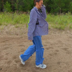 Ripped baggy jeans - Säljer mina gamla go-to jeans. Perfekt passform överallt tycker jag! Hålen har blir lite större med tiden. På närbilden ser färgen lite skum ut. Sista bilder ger den bästa uppfattningen av färgen! 