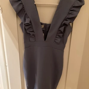 Chiquelle oanvönd - Super fin blå klänning. Köpt för 600:- aldrig använd, endast provad.