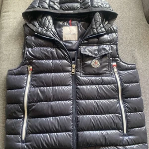 moncler  - moncler Ragot logo-patch padded gilet, mycket fint skick inga hål eller repor nypriss 7800 har tyvärr inget kvitto kvar 