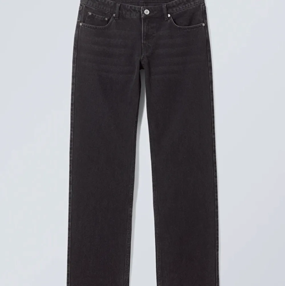 Säljer mina populära low waist jeans från weekday, nypris 590 mitt pris 300❤️. Jeans & Byxor.