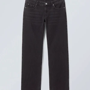 Populära jeans - Säljer mina populära low waist jeans från weekday, nypris 590 mitt pris 300❤️