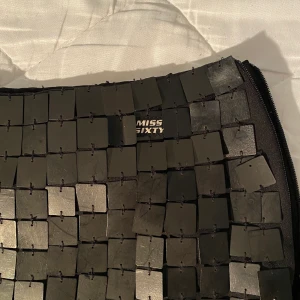 Miss sixty miniskirt - Miss Sixty   sjukaste partykjolen 😼  Condition: Använd (några paljetter är borta - annars super)  Size: XS Mått (obs den är en stretchig): midja: 78cm längd: 35cm