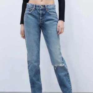Jeans - Säljer mina mide rise jeans från zara med hål på ena knät då dom inte kommer till användning längre :( använt 2-3 ggr. Köparen står för frakten 💗