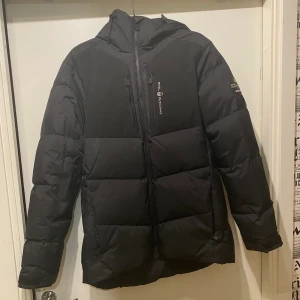 Sail racing patrol down carbon jacka stl S - Säljer jackan för 2000kr.  Den är absolut nyskick. Jag har vanligtvis stl M men passar mig perfekt.  Pris kan diskuteras vid snabb affär. 