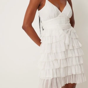 Supersöt klänning - Säljer denna helt oanvända superfina klänningen då jag råkade beställa den i fel storlek.🥲