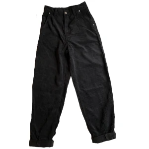 Svarta manchesterbyxor  - Svarta manchesterbyxor med lös passform och uppvikta ben. Jättefina, aldrig använda då de var för små för mig och passar verkligen till alla stilar. Ställ gärna frågor om du har några, kan skicka fler bilder och mått om det behövs. :) 💕✨