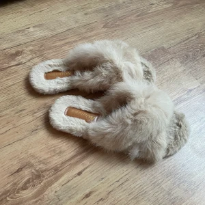Fluff tofflot - Helt oanvända tofflor, storlek 37/38