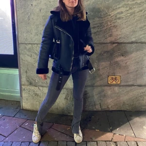 Skinnjacka med päls, Pieces - Säljer nu min superfina skinnjacka med päls från PIECES. Jackan är andvänd ett fåtal gånger och är i väldigt fint skick! Nypris ca 900kr