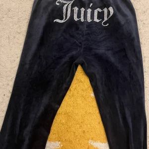 Juicy Couture - Mörkblå stl M, i bra skick. Köparen står för frakt, de finns i Vasastan så kan även mötas upp.