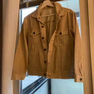 Jeans jacka - Jeans jacka från Zara. Lite otydlig i färgen på första bilden men den är beige. Nypris 600 Mitt pris 200