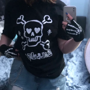 Svart döskalle tröja  - Svart ganska lång t-shirt i storlek M från Collusion/asos.  Säljer den för 120kr plus frakt som ligger på 53kr. Bara att höra av sig om man har frågor💀