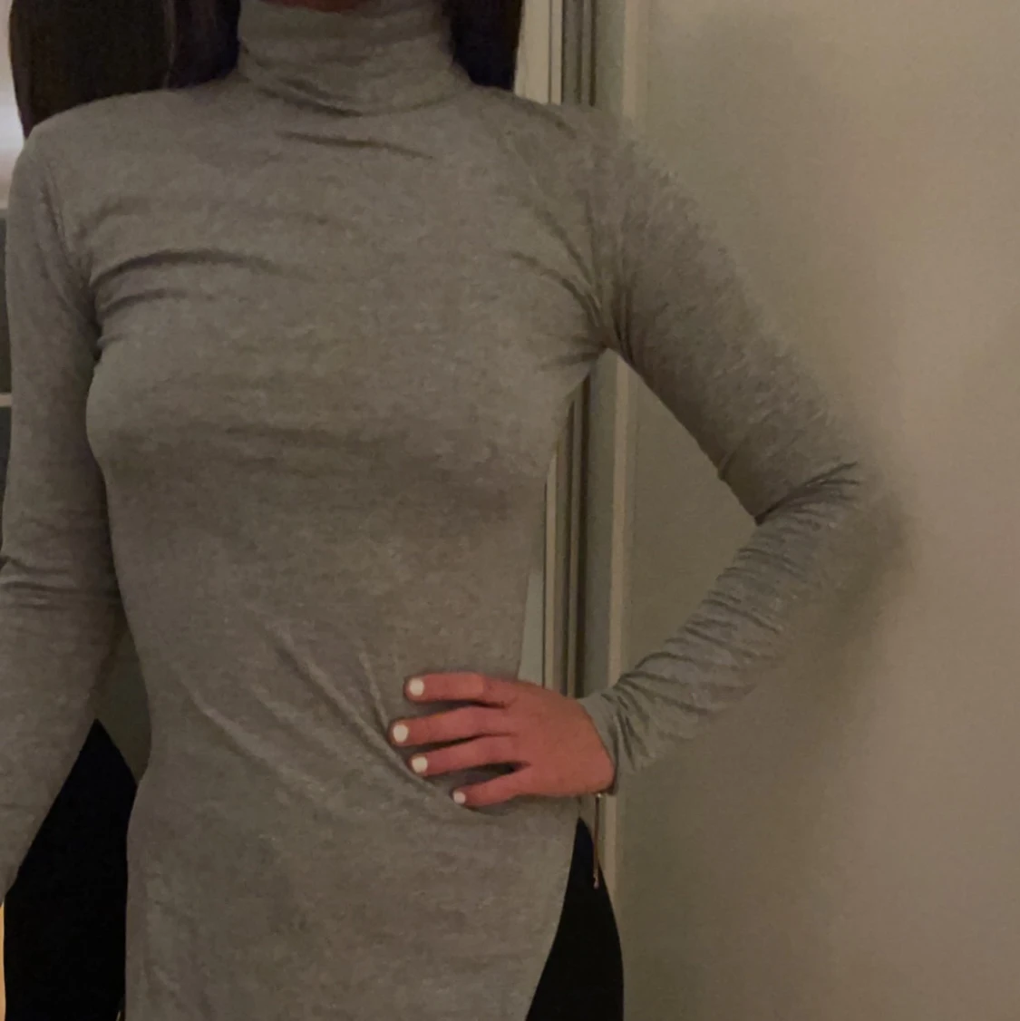 Grå polotröja med slits nere. Köpt på Rut&Circke