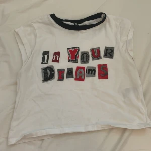 Crop top med text - Croptop med små fläckar längre ner, syns knappt.