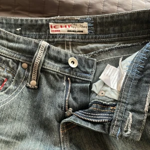 Ichi jeans - Köpa på secondhand för 400kr. Använda ca 3 gånger och i fint skick!  Mått: innerbenslängd: 81cm, midja: 68 runt. Skriv privat för fler bilder💕 KÖPT DIREKT FÖR 300❤️