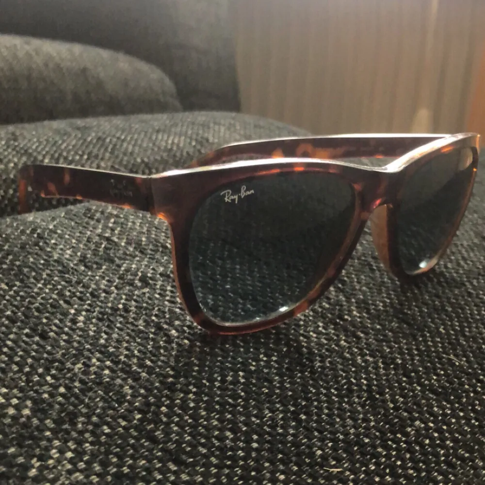 Ray-ban solglasögon (sköldpaddsfärgad) som inte används längre. RB4184. Köpta för 1900. Fri frakt om du trycker på ”köp nu”. Accessoarer.