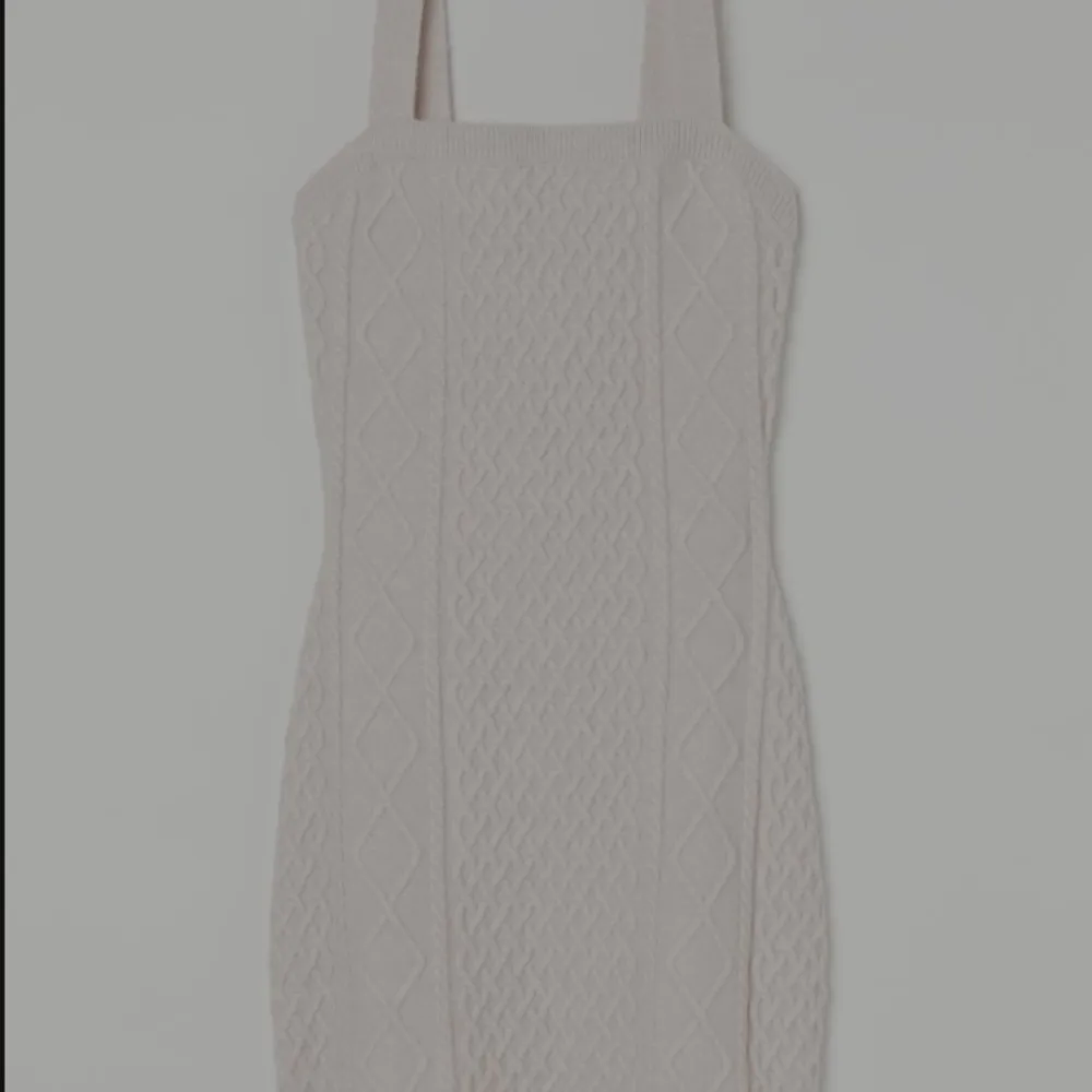 En vit kabelstickad klänning i storlek XS men funkar även som ett S. Säljs då armarna är för stora. Använd 3 gånger ❤️ 200kr:  klänningen +frakt. Klänningar.