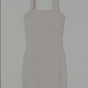 En vit kabelstickad klänning i storlek XS men funkar även som ett S. Säljs då armarna är för stora. Använd 3 gånger ❤️ 200kr:  klänningen +frakt