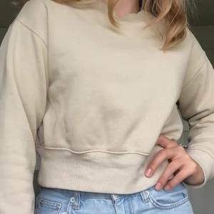 Beige sweatshirt - Beige sweatshirt från Monki som tyvärr inte kommer till användning längre. Storlek Xs men passar S också! Den är i en lite kortare modell och är i bra skick (lite nopprig, se bilder). Köpare står för frakt och kom gärna privat vid eventuella frågor🥰