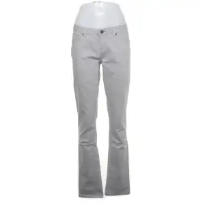 Snygga grå lågmidjade jeans köpta från Sellpy😍 Säljer då dom inte passade mig. De är ljusgrå i färgen och märket är SOliver. Väldigt stretchiga i materialet💕