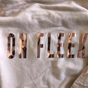 On fleek  - Finare sweatshirt i dusty pink, Ny behöver bara strykning 🫶