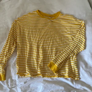 Ny gul/vit randig långärmad tröja strl L - I princip ny gul / vit randig långärmad tröja ifrån H&M i storlek L. Passar allt från XS, beroende på hur oversized man vill ha den! Gul krage! Frakt 52kr🥰