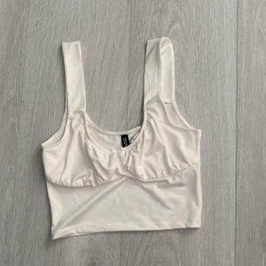 Topp - En fin topp i nyskick! Använd någon enstaka gång. Priser kan alltid diskuteras och köparen står för fraktkostnaden!